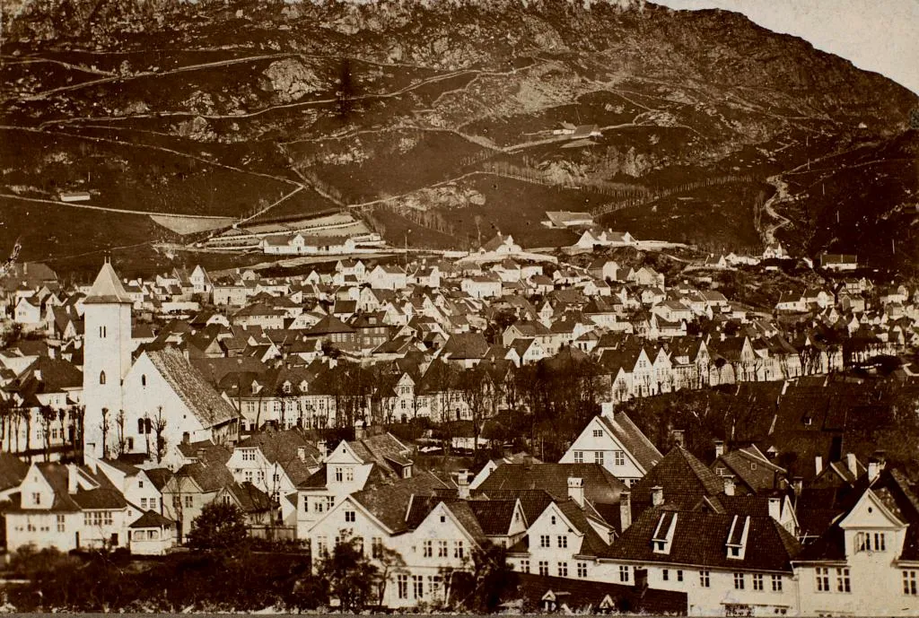 Utsikt fra Rosenkrantztårnet mot Dreggen og Mariakirken, før 1870.» Fotograf: Marcus Selmer, Tatt i perioden 1860-1869. Eier: Billedsamlingen Marcus ved UBB.
